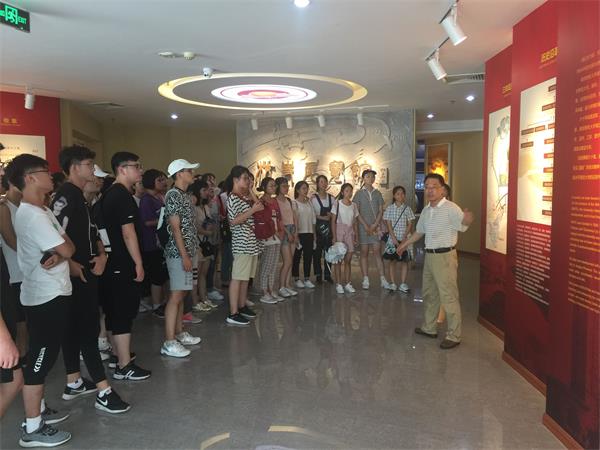 云顶线路快速检测中心开展2018级新生“校史第一课”主题活动