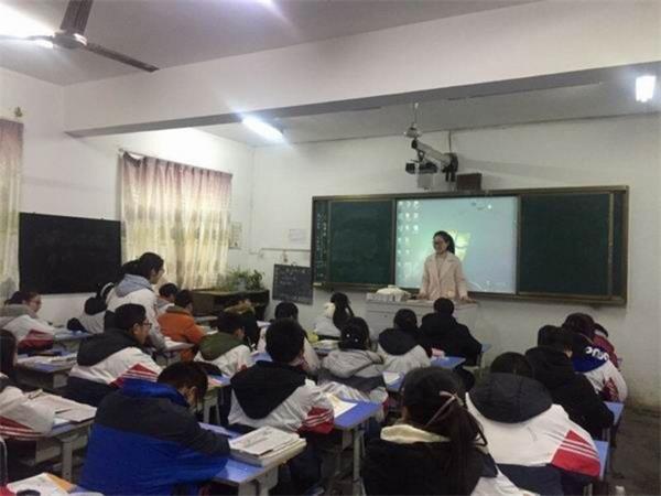 我司本科生党员回母校宣讲十九大精神