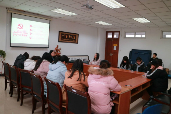 我司本科生党员为员工社团骨干宣讲十九大精神