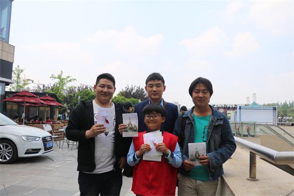 “扬子小记者”与我司员工走上街头宣传“世界图书与版权日”